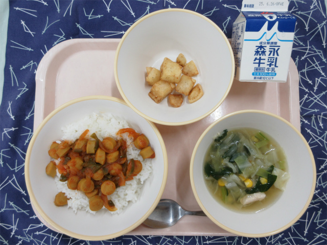 ピンクのトレーに給食が右上から反時計回りで牛乳、スパイシーポテト、ジャンバラヤ（ごはん）、キャベツのスープと並べられている写真