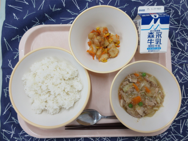 ピンクのトレーに給食が右上から反時計回りで牛乳、じゃがいものソテー、ごはん、中華丼の具と並べられている写真