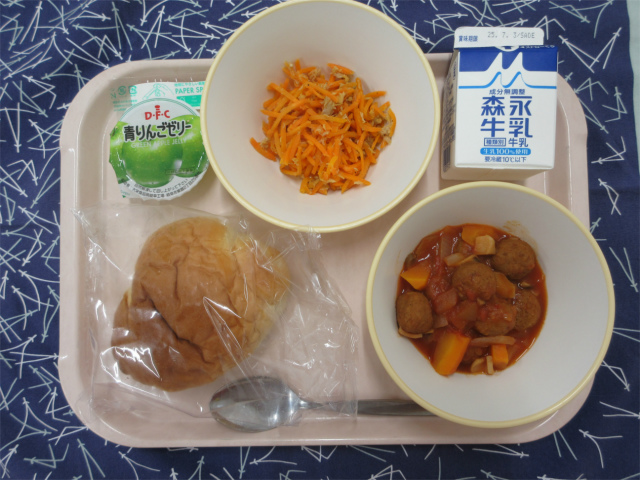 ピンクのトレーに給食が右上から反時計回りで牛乳、ツナとにんじんのソテー、青りんごゼリー、ロールパン、ミートボールのトマト煮と並べられている写真