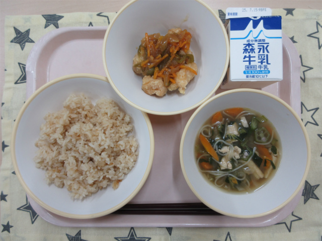 ピンクのトレーに給食が右上から反時計回りで牛乳、鶏肉の野菜あんかけ、茶飯、七夕汁と並べられている写真