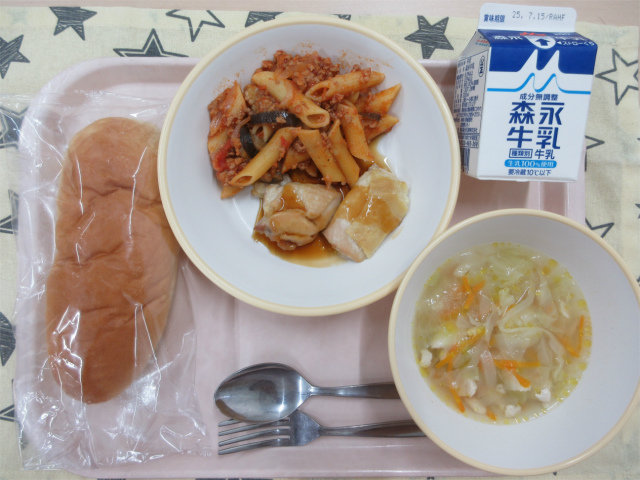 ピンクのトレーに給食が右上から反時計回りで牛乳、照り焼きチキンとなすのペンネアラビアータ、コッペパン、スコッチブロスと並べられている写真