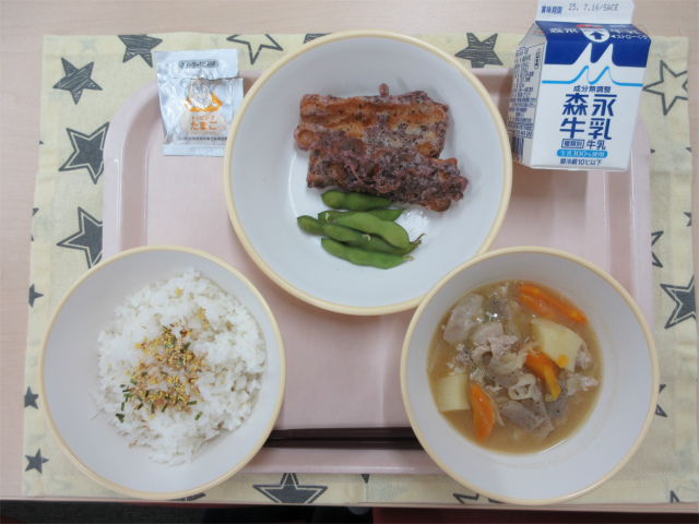 ピンクのトレーに給食が右上から反時計回りで牛乳、ちくわのゆかり揚げと枝豆、ごはん（ふりかけ）、豚汁と並べられている写真