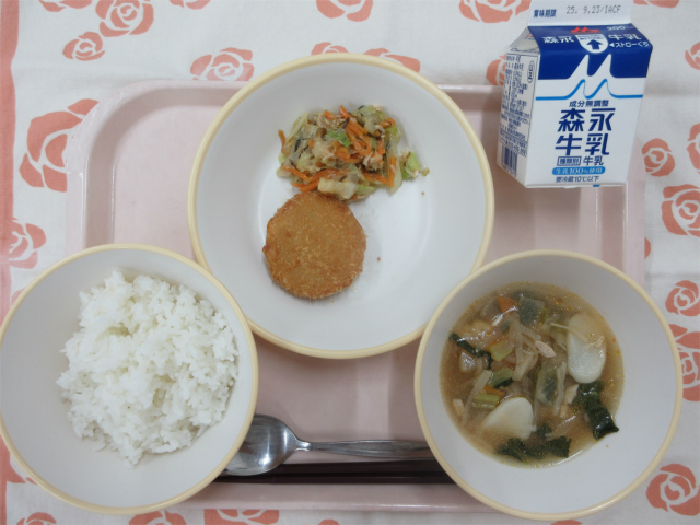 ピンクのトレーに給食が右上から反時計回りで牛乳、チョレギサラダ、キャベツメンチカツ、ごはん、切干大根のピリ辛スープと並べられている写真