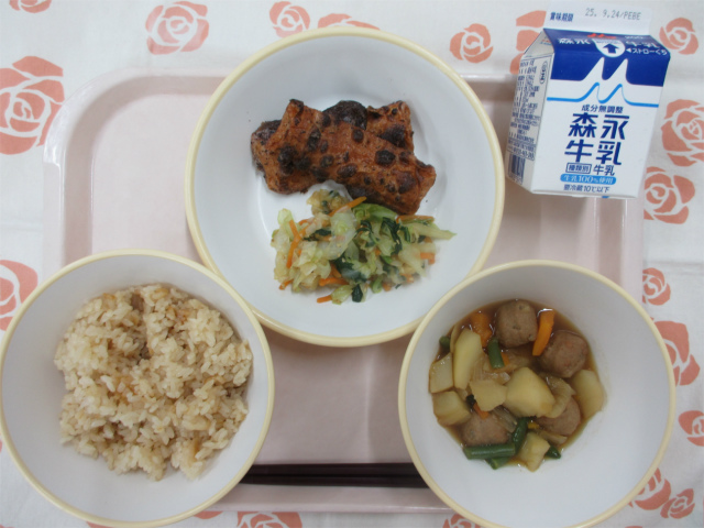 ピンクのトレーに給食が右上から反時計回りで牛乳、ちくわのゆかり揚げ、ごま和え、茶飯、野菜の旨煮と並べられている写真