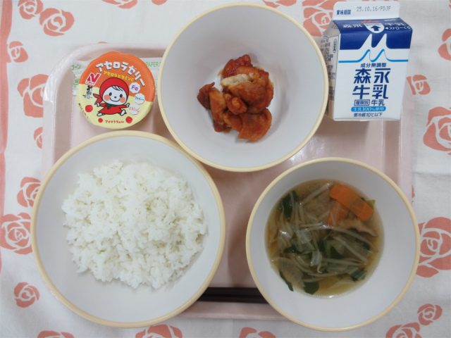 ピンクのトレーに給食が右上から反時計回りで牛乳、ヤンニョムチキン、アセロラゼリー、ごはん、五目中華スープと並べられている写真