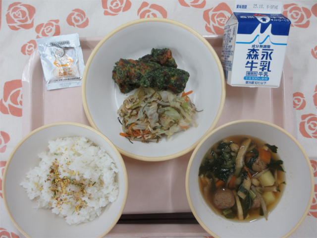 ピンクのトレーに給食が右上から反時計回りで牛乳、ちくわの磯辺揚げ、野菜の昆布和え、ごはん（たまごふりかけ）、根菜汁と並べられている写真