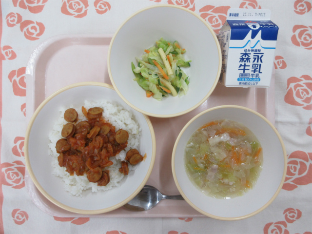 ピンクのトレーに給食が右上から反時計回りで牛乳、ミックスサラダ、ジャンバラヤ（ごはん）、スコッチブロスと並べられている写真