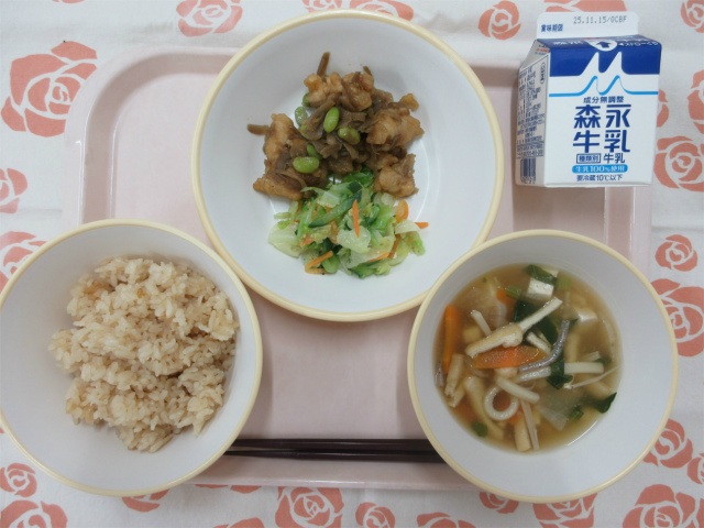 ピンクのトレーに給食が右上から反時計回りで牛乳、チキンチキンごぼう、うま塩キャベツ、茶飯、あんかけ汁と並べられている写真