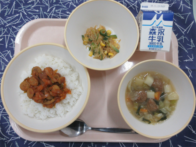 ピンクのトレーに給食が右上から反時計回りで牛乳、大根サラダ、ジャンバラヤ（ごはん）、野菜のスープ煮と並べられている写真