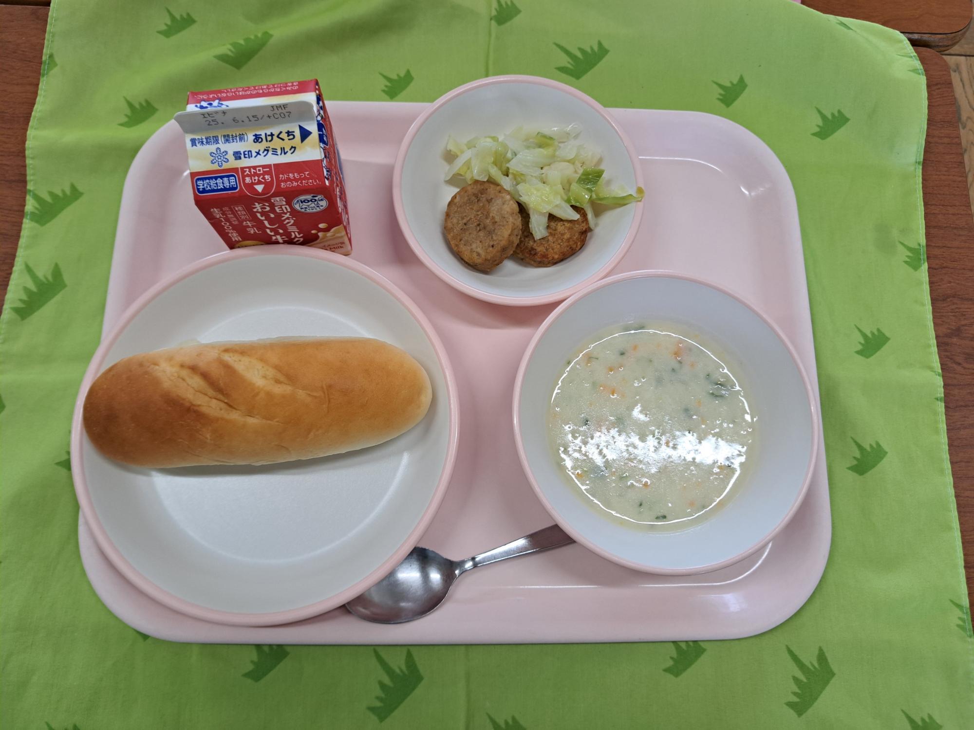 ピンクのトレーにしろごまつくねとむしキャベツ、牛乳、ミルクパン、ポテトスープと並べられている写真