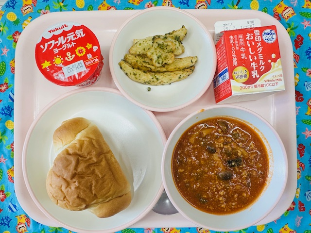 ピンクのトレーに牛乳、フライドポテト、ヨーグルト、ロールパン、我が家流こくまろラタトゥイユと並べられている写真