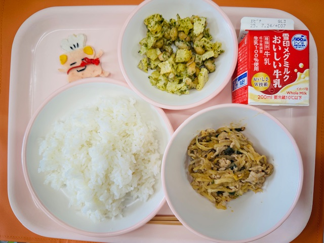 ピンクのトレーに牛乳、あおのりポテトビーンズ、コック帽をかぶった布製マスコット、ごはん、ぶたキムチと並べられている写真