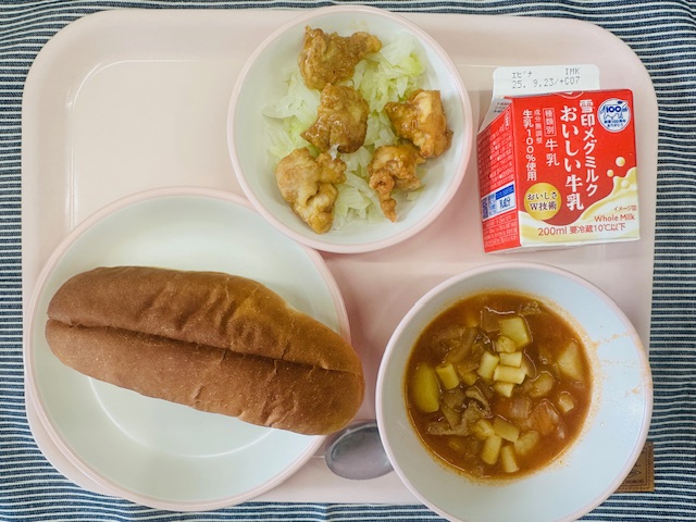 ピンクのトレーに牛乳、てりやきチキンとむしキャベツ、コッペパン、ミネストローネと並べられている写真