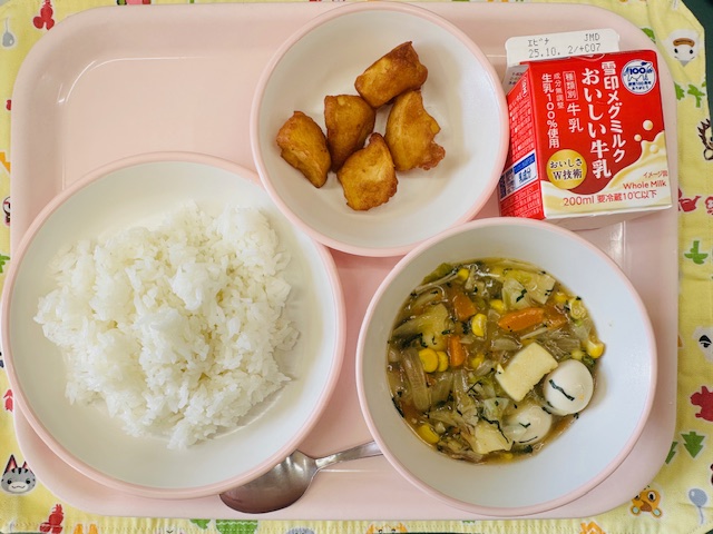 ピンクのトレーに牛乳、ちゅうか丼、じゃがじゃがと並べられている写真