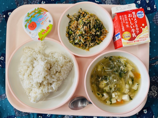 ピンクのトレーに牛乳、はるさめスープ、ビビンバ、りんごゼリー、と並べられている写真