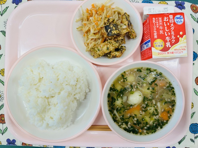 ピンクのトレーに牛乳、いももちじる、ごはん、あじのごまあげ、ぴりからもやしと並べられている写真