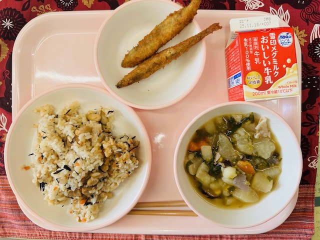 ピンクのトレーに牛乳、わふうポトフ、かみかみライス、ししゃもフライと並べられている写真