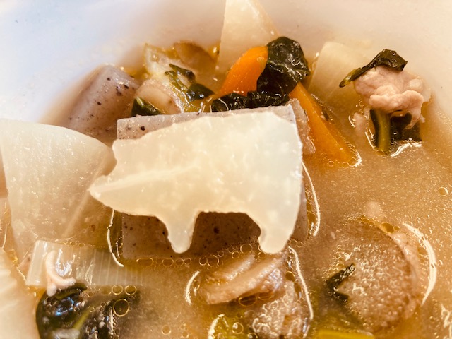 にんじん、こんにゃくなどの具がだくさん入っている中に、豚の形にくり抜かれた大根が入っているあっさりトン汁の写真