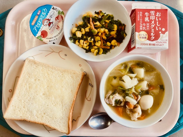 ピンクのトレーに給食が右上から反時計回りで牛乳、ほうれん草ソテー、アセロラミルク、シュガートースト、チキンポトフと並べられている写真