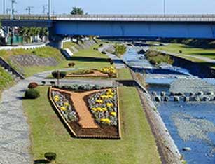 するみずなし川緑地内の大きな花壇