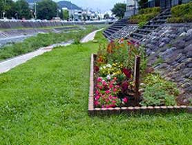 みずなし川緑地内の家庭的な雰囲気の花壇