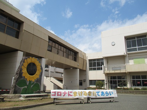 鶴巻小学校　校舎とひまわり像