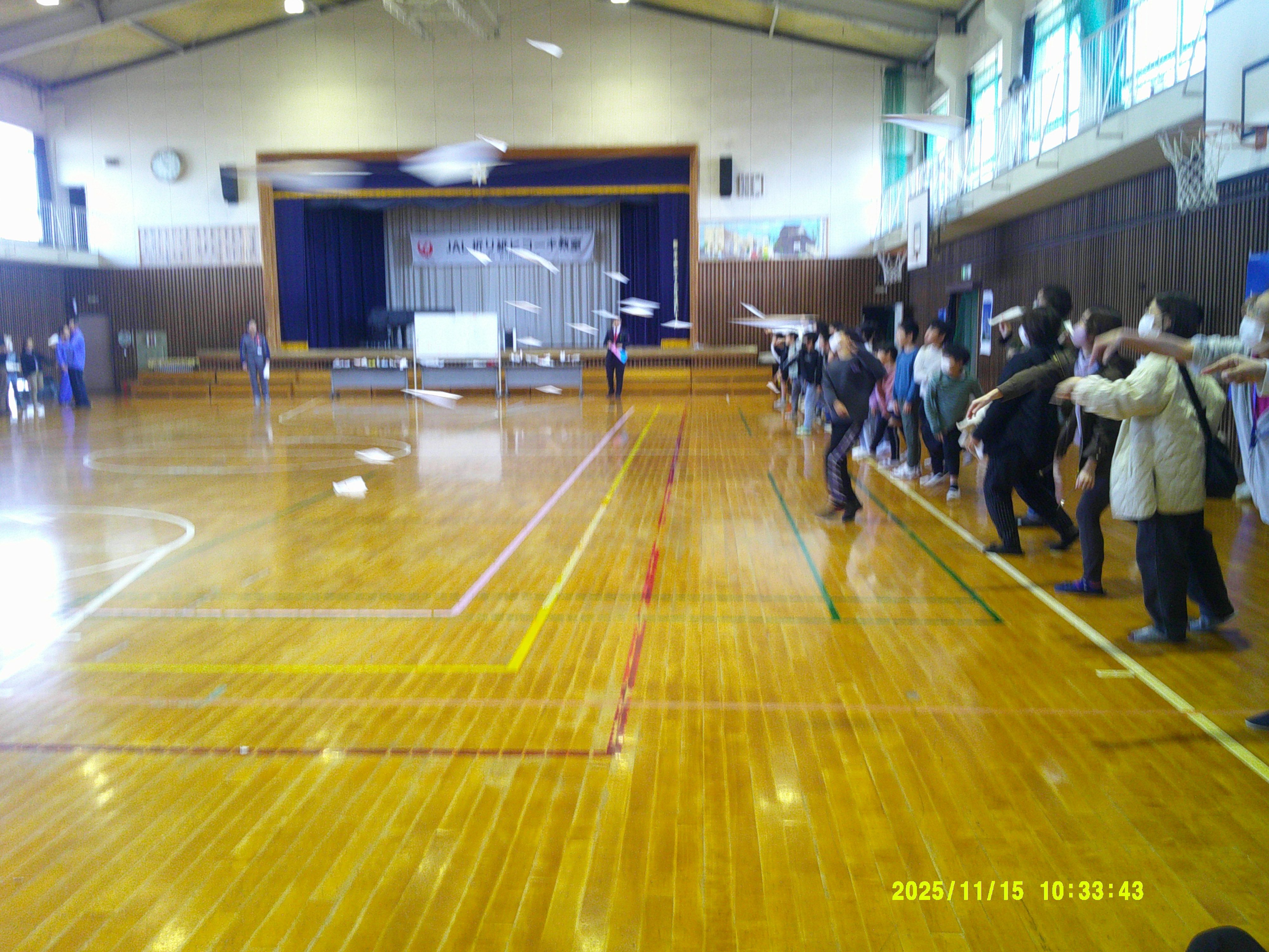 紙飛行機を飛ばしている写真