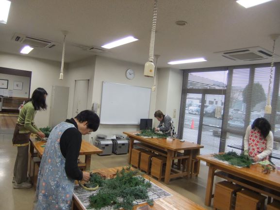 クリスマスリース講座作成風景写真