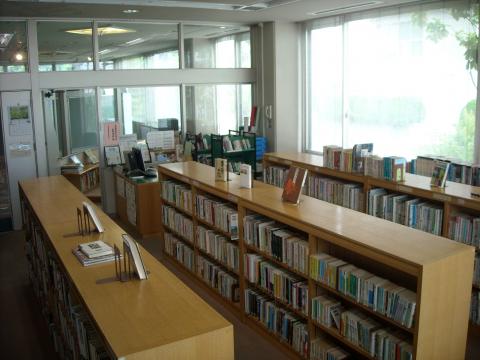 写真：図書室風景