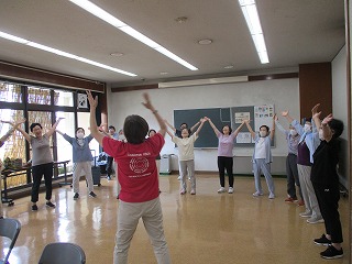 笑いながら背伸びをしています。