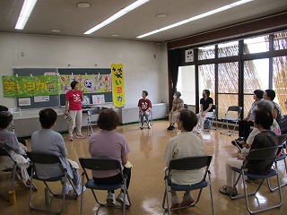 笑いヨガについて先生の話を聞いています。