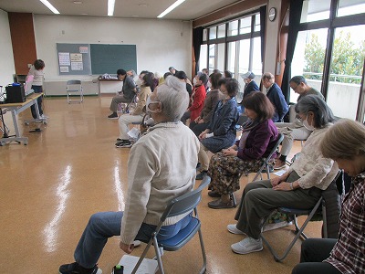 笑いヨガの体操の様子