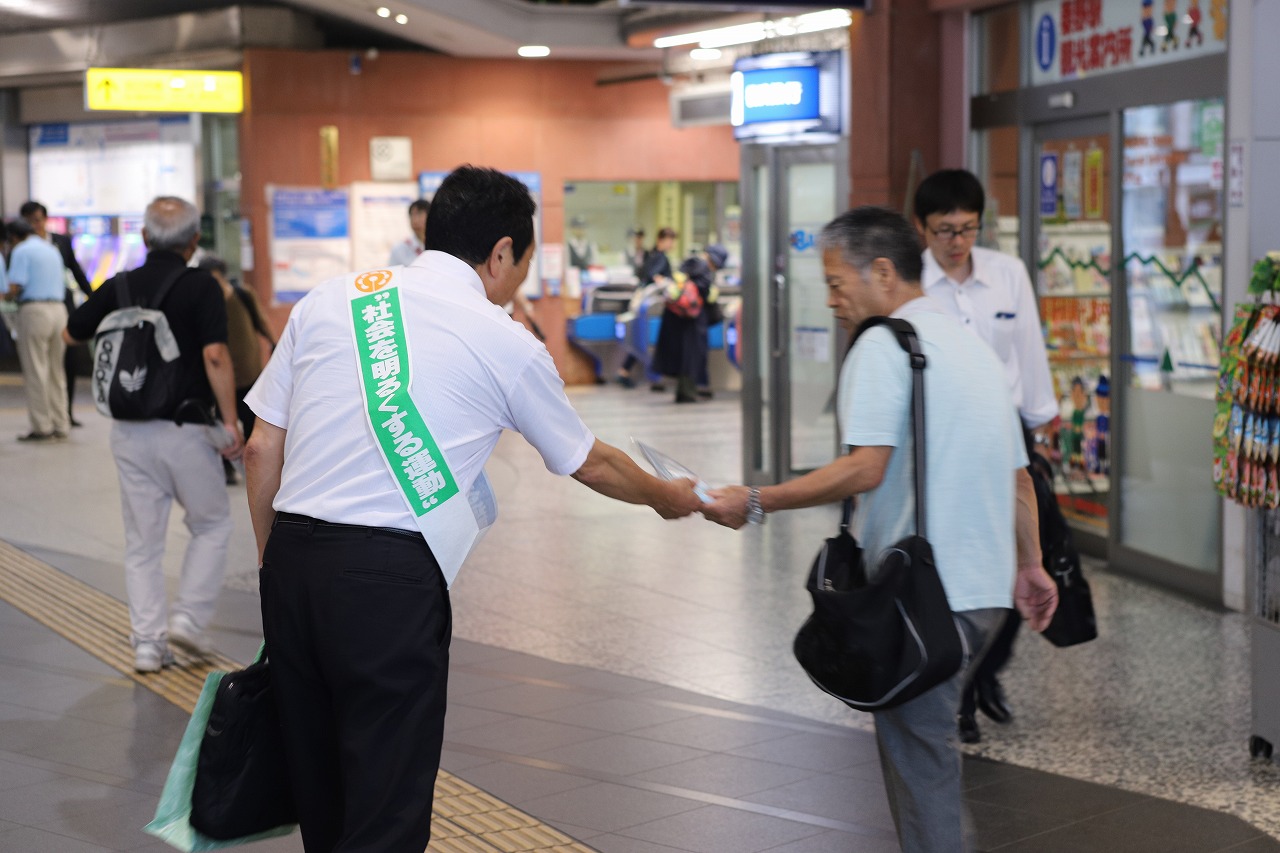 秦野駅で活動している様子