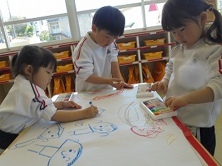 模造紙に絵を