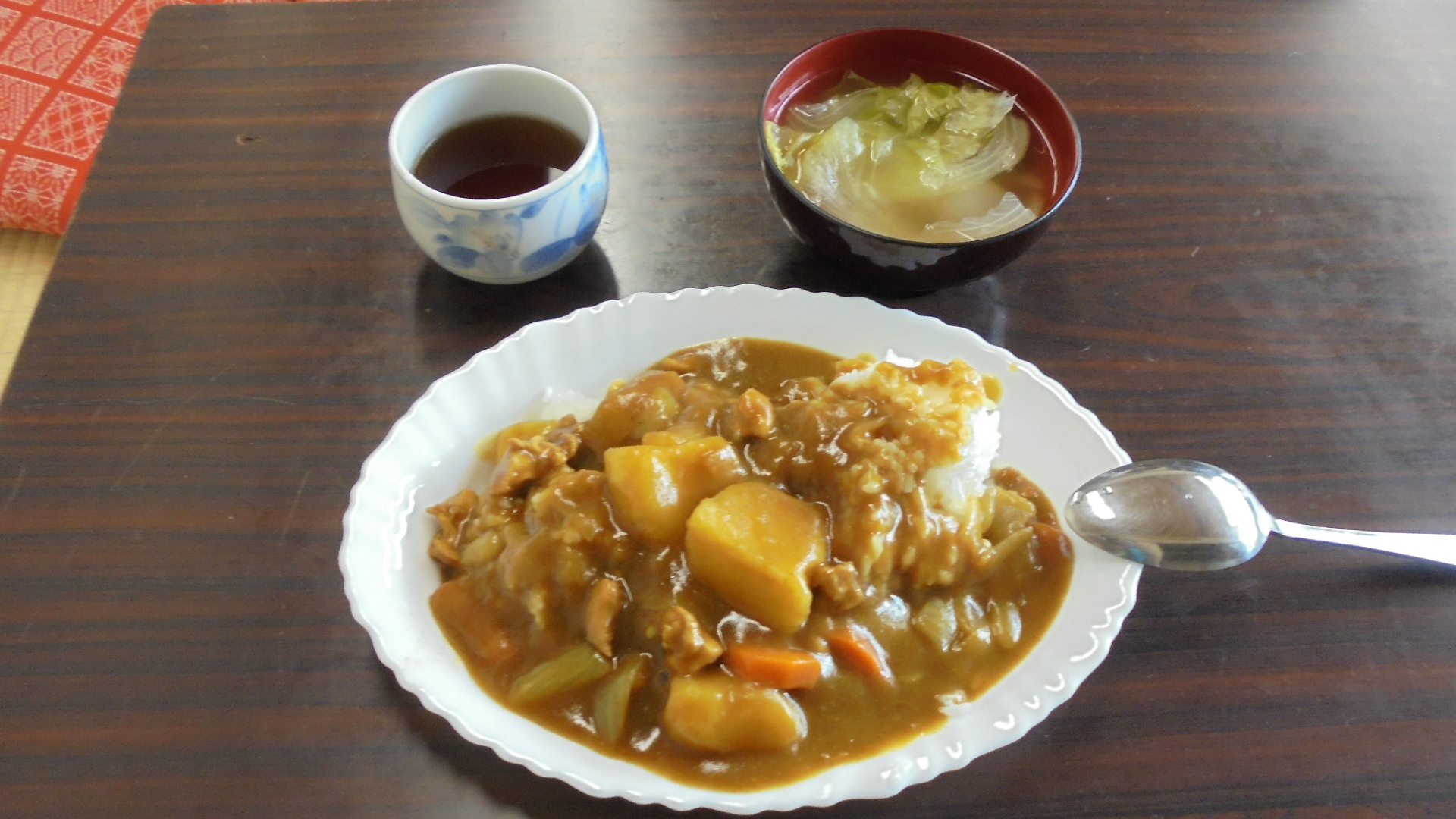 お昼ごはん：カレーライス、野菜スープ