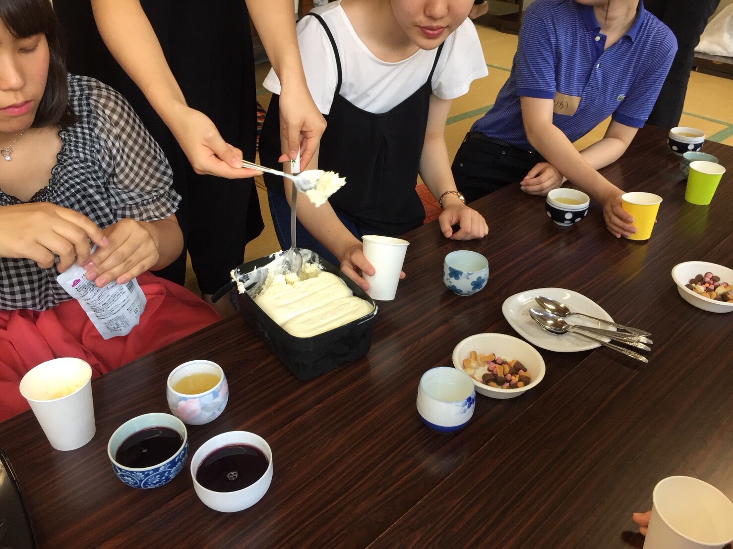 おやつを食べている様子