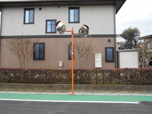 カーブミラーの角度調整を示す写真