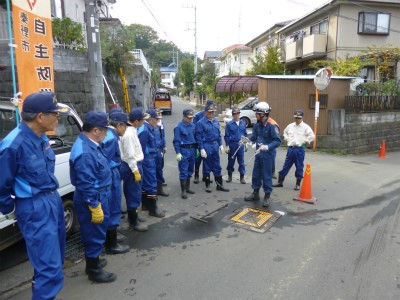 自主防災会との消火栓取り扱い訓練の模様