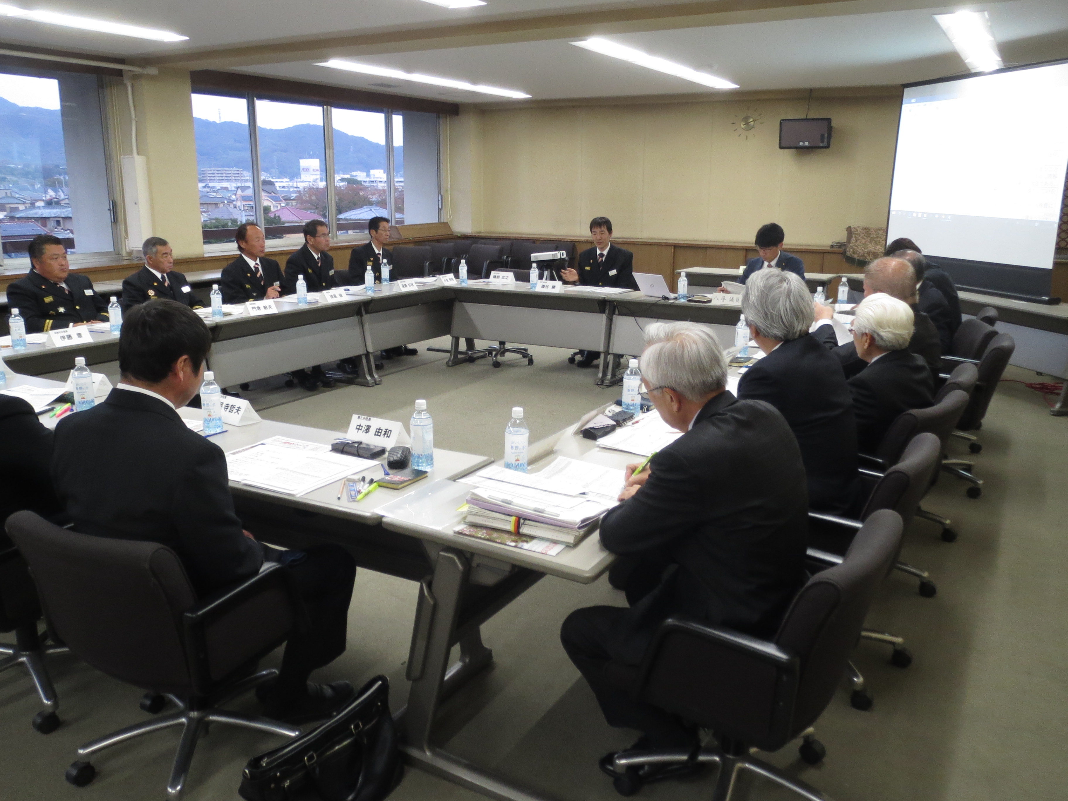 総務常任委員会と秦野市消防団の意見交換の様子