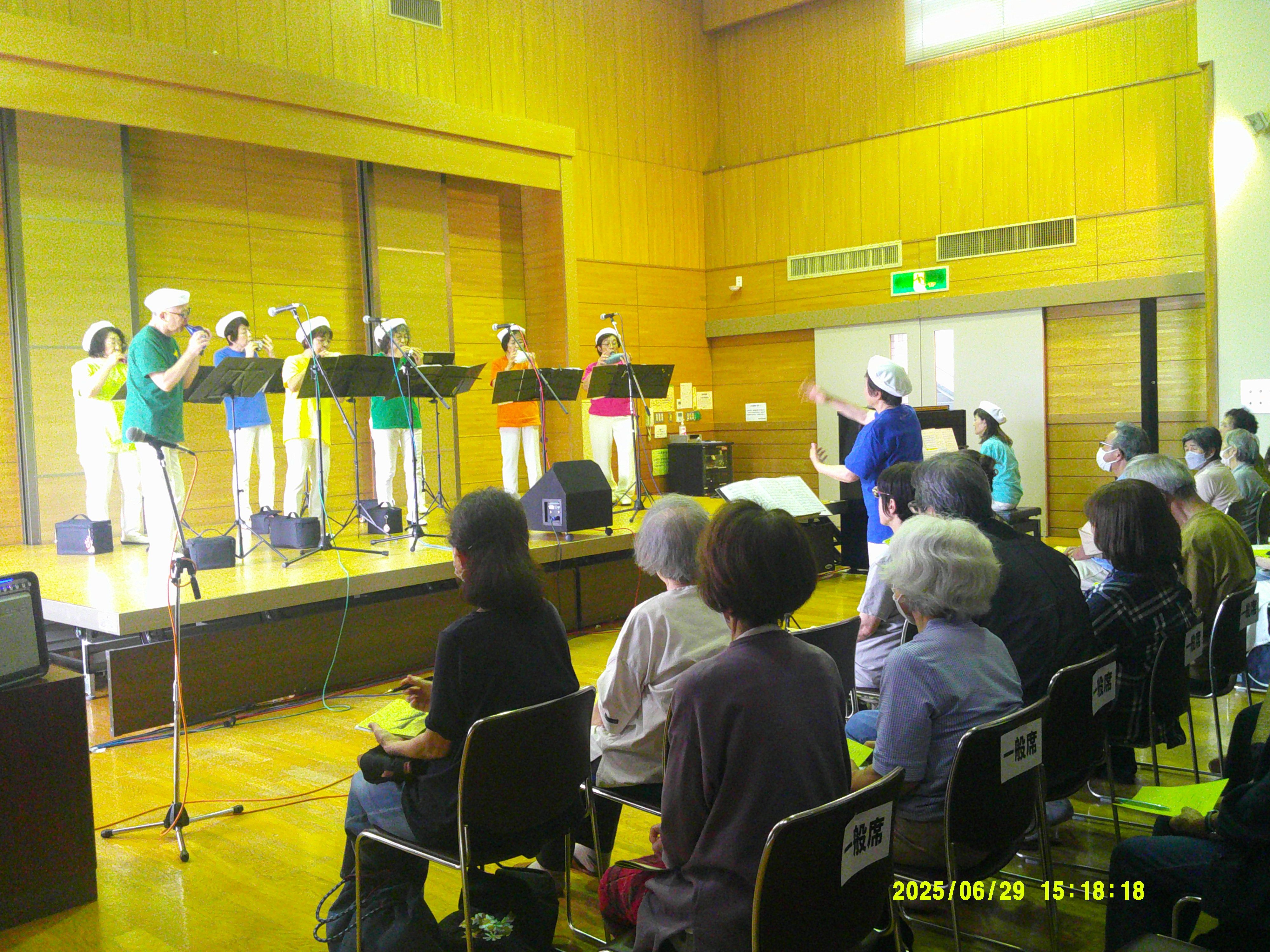オカリナ演奏をする団体の写真