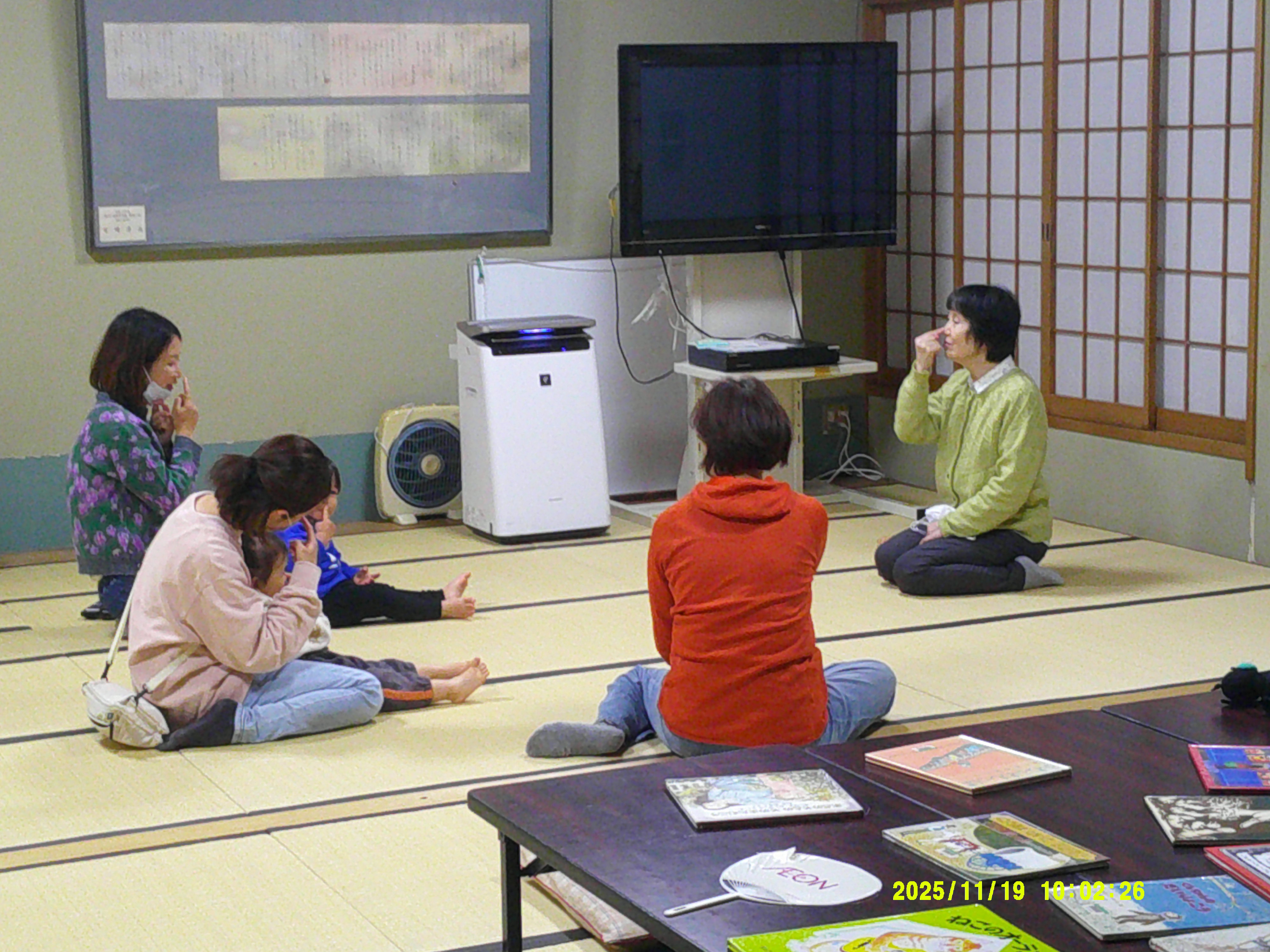 絵本を楽しむ写真