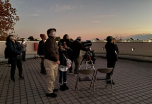 星空を望遠鏡で観察する写真