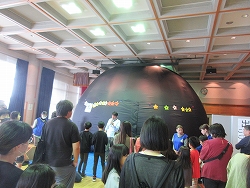 移動プラネタリウムの前で観覧者への説明をする宙先案内人