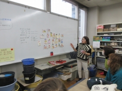 最後に生徒たちの作品を紹介する講師の様子