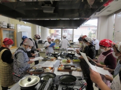 講師の話をみんなで聞いている様子