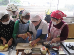一生懸命料理している様子