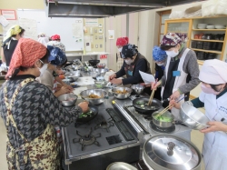 楽しくみんなで料理する様子