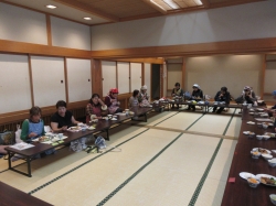 皆で楽しく出来上がった料理を食べる参加者