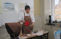 コーヒーを淹れる斎藤講師の写真