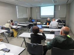 パソコン講座を受講する参加者の写真